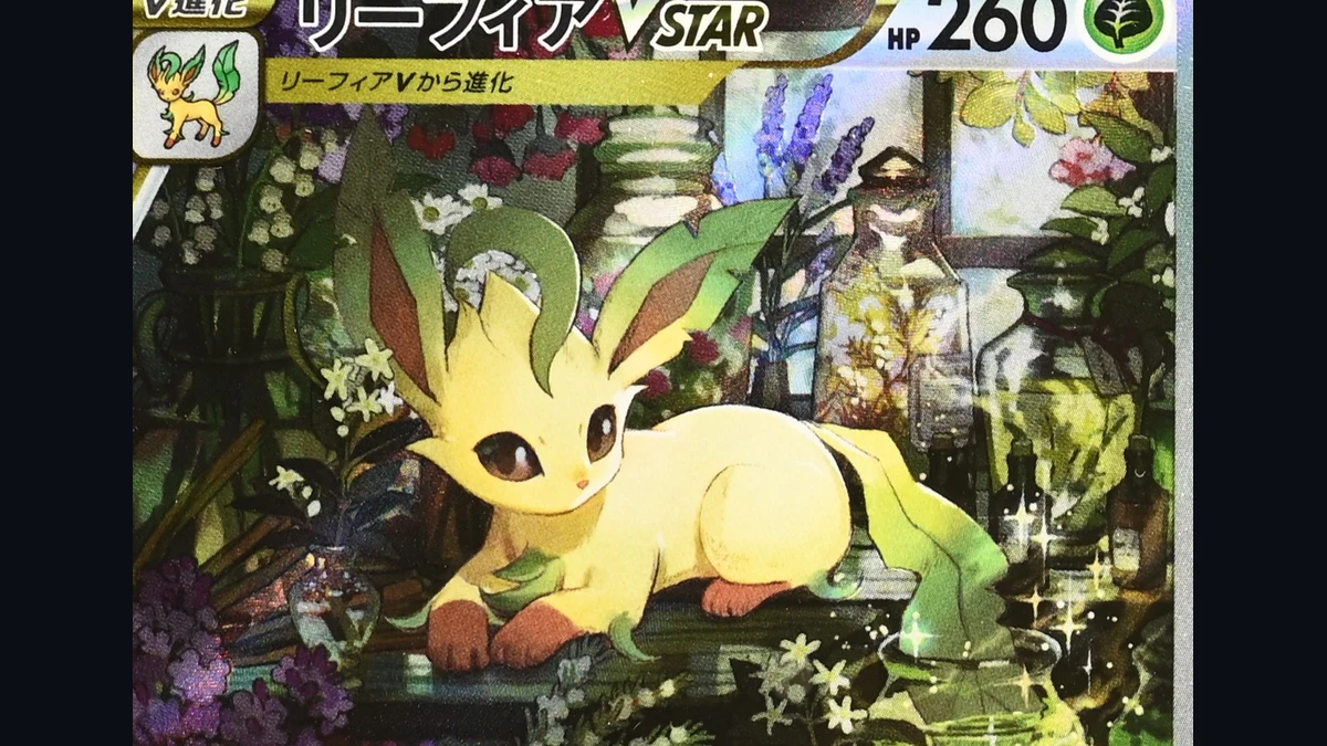 Close no holo de um Leafeon VSTAR japonês, mostrando o brilho e a textura da folha