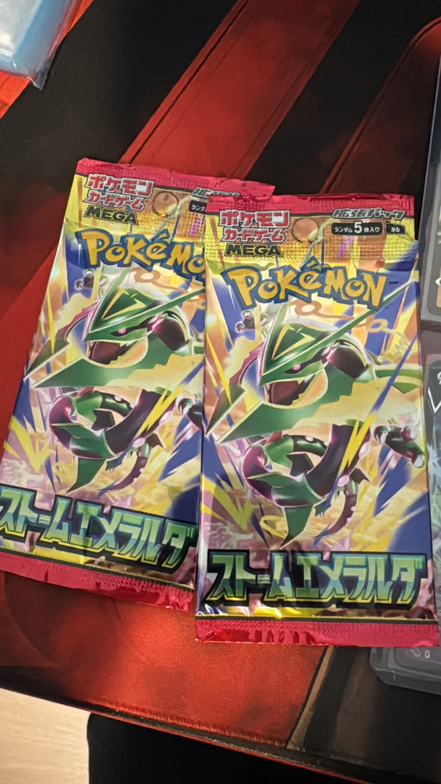 Dois boosters japoneses de Storm Emeralda com Mega Rayquaza na embalagem
